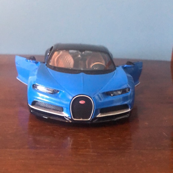 Blue and black Buggati Chiron Maisto - Picture 3 of 5